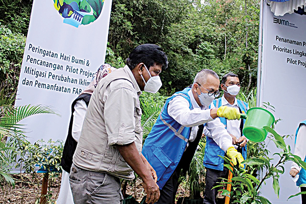 TANAM POHON—Kepedulian lingkungan dengan menanam pohon pelindung dalam mengatasi berbagai persoalan lingkungan hidup.