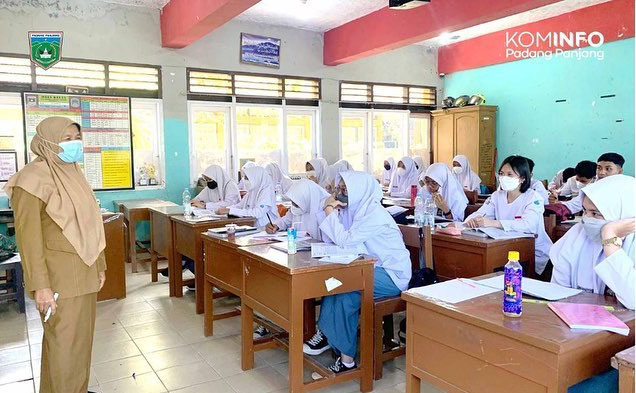 Pembelajaran Tatap Muka (PTM) Sekolah Menengah Atas (SMA) sede­rajat, dimulai di Kota Pa­dang Panjang, Senin (9/4)