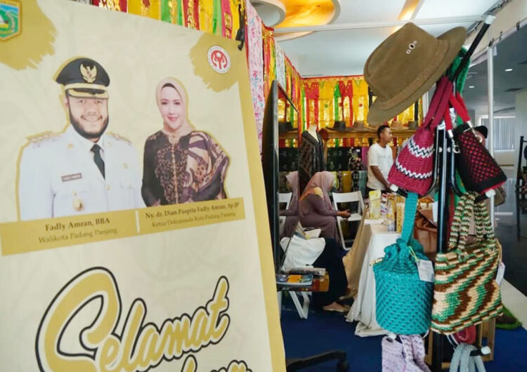 DIMINATI—Terlihat deretan kerajinan UMKM Padang Panjang yang diminati para perantau.