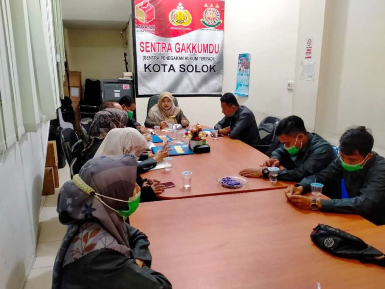 PENGAWASAN—Panwaslu Kota Solok melakukan sosialisasi Pemilu yang menuntut  kaum perempuan lebih proaktif melakukan pengawasan terhadap Pemilu.