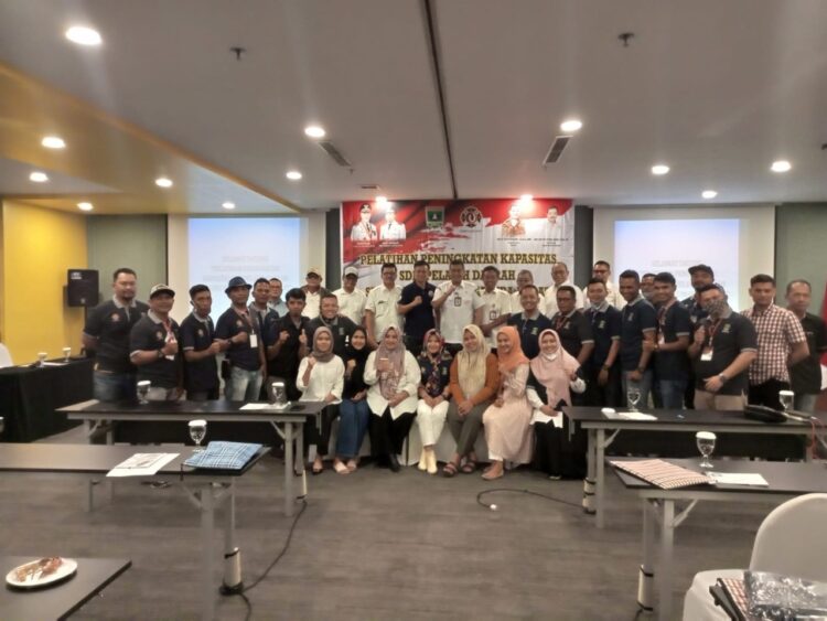 FOTO BERSAMA--Pengurus Pengprov Perkemi Sumbar foto bersama dalam suatu kesempatan pelatihan pelatih.