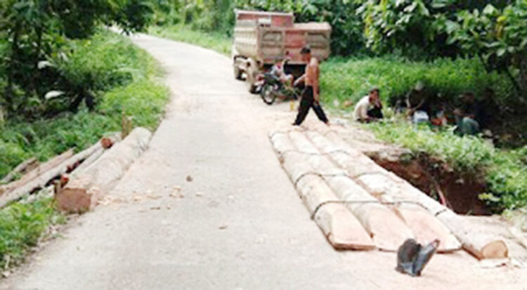 DIPERBAIKI— Usai diperbaiki Durian Gadang -Mangganti sudah bisa dilalui kendaraan roda empat setelah ambruk beberapa waktu lalu.