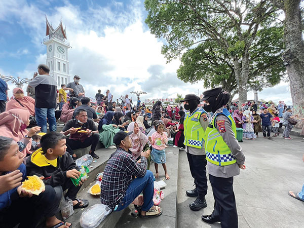 POLWAN— Untuk menghadirkan rasa aman dan nyaman bagi masyarakat pengunjung, Polwan Polres Bukittinggi melakukan aksi patroli jalan kaki di seluruh objek wisata di Kota Bukittinggi.