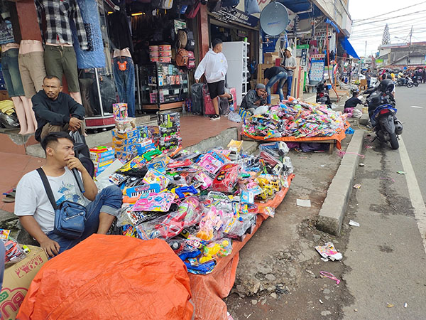MAINAN ANAK— Sejumlah pedagang mainan anak-anak penuhi kawasan Pasar Kota Padangpanjang.