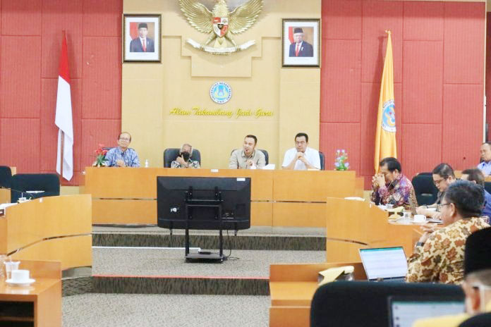 RAPAT PEMBAHASAN— Pemkab Sijunjung membahas percepatan renacana pembangunan Kampus Bersama UNP di Kabupaten Sijunjung.