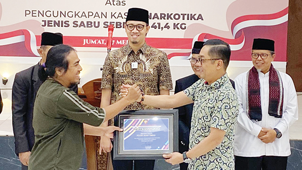 PENGHARGAAN— Pemko Bukittinggi bersama perwakilan wartawan beri penghargaan Polres Bukittinggi atas prestasinya mengungkap kasus Narkoba sebanyak 41,4 kilogram.