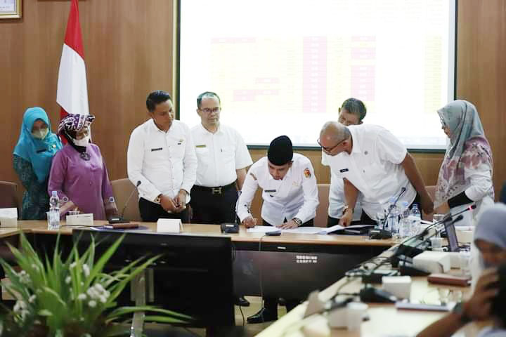 TANDATANGANI— Wakil Wali Kota Solok Ramadhani Korana Putra  melakukan penandatangan berita acara kegiatan rembuk mengantisipasi sekaligus menurunkan kasus stunting.