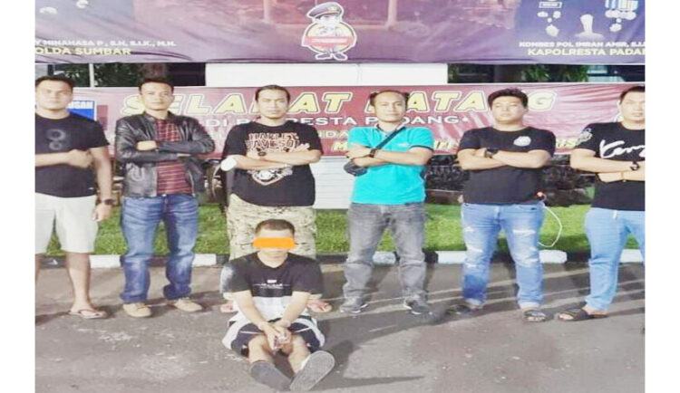 Dipancing Transaksi, Pencuri Hp Dicokok Tim Klewang Satreskrim Polresta Padang 1 PENCURI HP— Pelaku Vallen Rizki Benora (24) yang terlibat aksi pencurian Hp ditangkap Tim Klewang Polresta Padang.