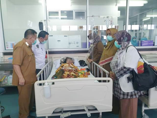 DIRUJUK— Terlihat Kadinkes saat membawa pasien ke RSUP M Djamil Padang untuk pengobatan selanjutnya.