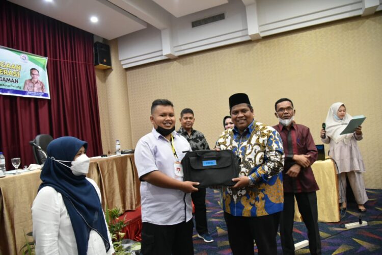 Bupati Padangpariaman Suhatri Bur menyatan penguatkan kelembagaan sangat menentukan dalam membangun pondasi koperasi.