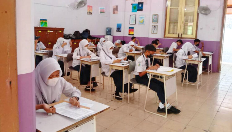 PAS, Siswa Jangan Percaya Kunci Jawaban 1 IKUTI UJIAN— Peserta didik kelas IX SMP 1 Padang, mengikuti Penilaian Akhir Sekolah (PAS), Selasa (17/5).