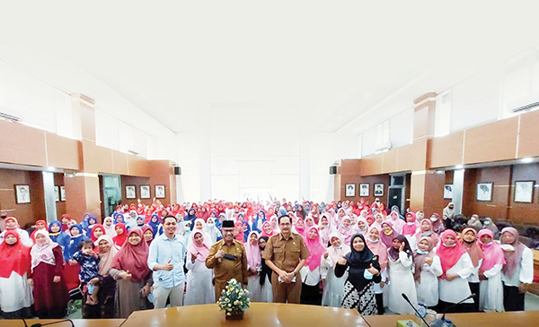 Peran Guru Penting Bentuk Karakter Anak Usia Dini 1 Refresher Training untuk Guru— Wakil Wali Kota Bukittinggi Marfendi foto bersama saat menghadiri acara Refresher Training untuk Guru Paud dan TK oleh Indonesia Heritage Foundation (IHF) Semai Benih Bangsa ( SBB) Sumbar.