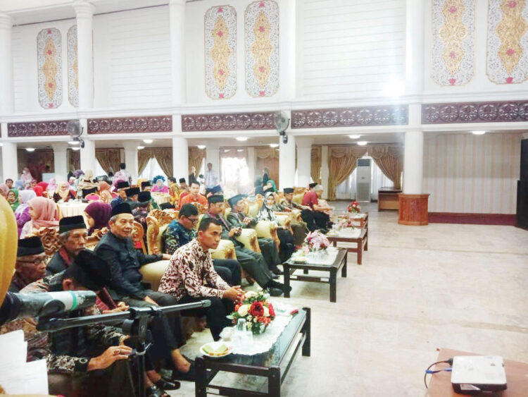 HALALBIHALAL— Bupati Agam melalui Staf Ahli Bidang Sumber Daya Manusia (SDM) Setkab Agam Aryati, menghadiri pengukuhan pengurus sekaligus Halalbihalal dengan Persatuan Perantau Kenagarian Maninjau (PPKM) di Kota Padang.