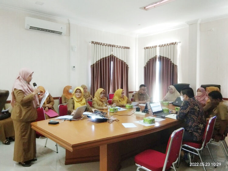 SAMBUTAN—Kepala Dinas Sekretaris DPPKB Sri Nelis didampingi Kepala Bidang (Kabid) Elni Sari saat berikan sambutan pada kegiatan, kemarin.