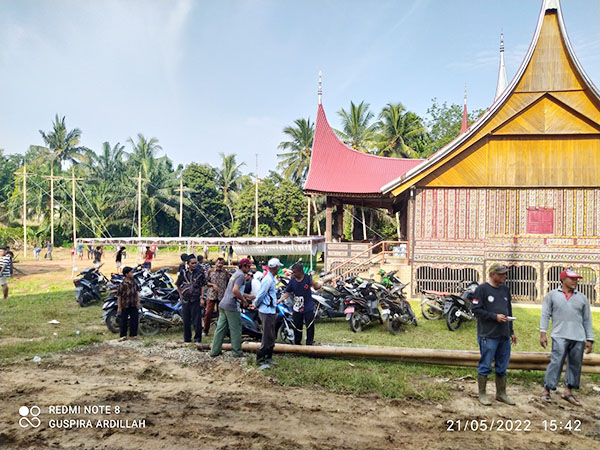 PERSIAPAN—Terlihat warga Nagari Sikabu saat mempersiapan Alek Nagari Sikabau dengan mendirikan 11 Pohon Pinang untuk di lombakan.