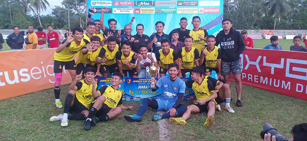 Persiju Kampiun Jordus Cup 2022 1 Persiju Telabang (Sijunjung) Keluar sebagai juara Jordus Cup XVIII 2022, setelah singkirkan Rafhely (Padang) dengan skor telak 3-0 di lapangan Pulai, Sungayang, Rabu (11/5).