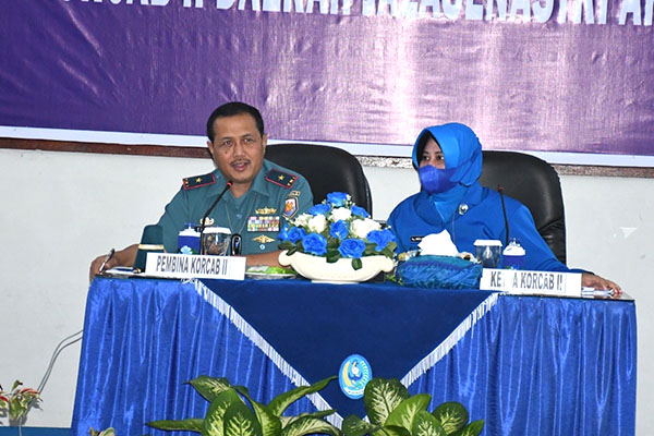 SAMBUTAN—Komandan Lantamal II, Laksamana Pertama TNI Endra Sulistiyono, S.E., M.M.saat berikan sambutan pada  acara tatap muka dengan anggota Jalasenastri Korcab II Daerah Jalasenastri Armada I.