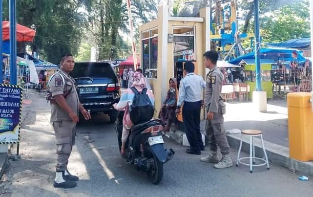 SIAGA— Terlihat dua petugas Pol PP Kota Pariaman disiagakan pada lokasi objek wisata.