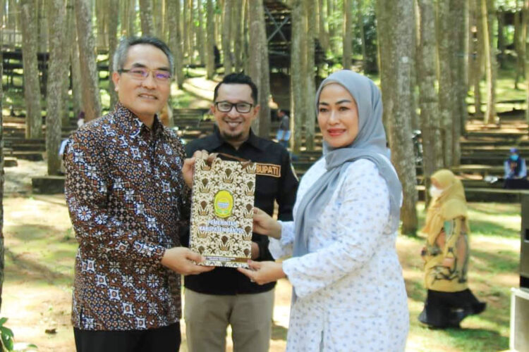 SAMBUT—Pimpin Studi Tiru bersama isteri, Bupati Eka Putra disambut Bupati Bantul.