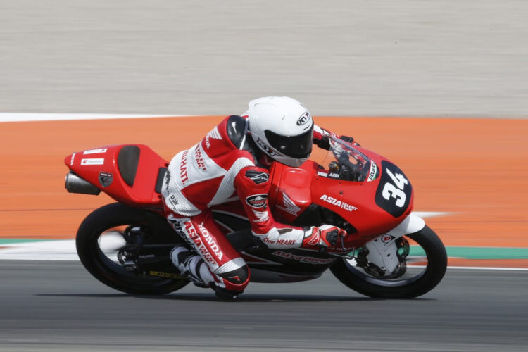 PEMBALAP  ASTRA— Aksi Fadillah Arbi Aditama saat di ajang balapan kejuaraan dunia junior Moto3 yang berlangsung di Sirkuit Ricardo Tormo, Valencia, Spanyol, Minggu (22/5).