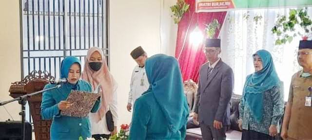 PELANTIKAN— Ketua TP-PKK Padangpariaman, Ny.Yusrita Suhatri Bur berharap pada  Ketua PKK Nagari Kasang yang baru dilantik untuk bisa menjalankan amanah yang diberikan.