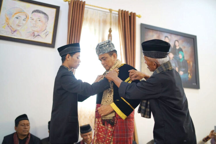 LEWAKAN—Prosesi malewakan gelar adat Irjen. Pol. Drs. Angesta Romano Yoyol, M.M yang resmi bergelar Datuak Bagindo Sati di Kelurahan Sigando, Kecamatan Padangpanjang Timur, Kota Padangpanjang, Jumat (13/5).