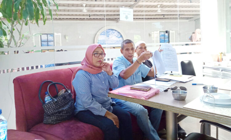 AJUKAN JC— Tersangka kasus dugaan korupsi KONI Padang H Agus Suardi yang juga mantan bendahara klub PSP Padang dan Ketua KONI Padang, akhirnya mengajukan diri sebagai Justice Collaborator (JC) pada kasus dugaan korupsi dana KONI Kota Padang pada sesi jumpa pers yang didampingi Kuasa Hukumnya Putri Deyesi Rizki, Sabtu (14/5) kepada awak media.