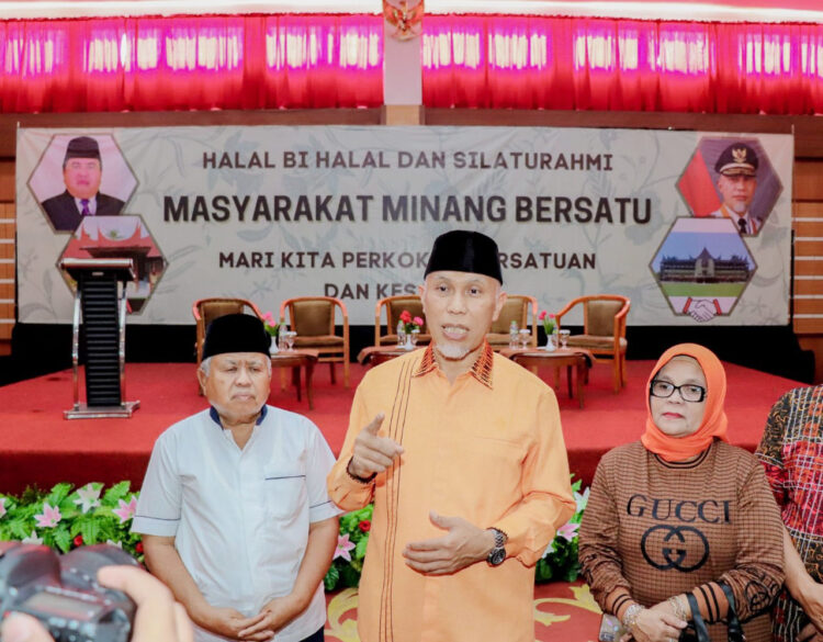 Putra Sulung Hilang di Sungai Aare, Swiss, Gubernur Sumbar Doakan yang Terbaik untuk Ridwan Kamil dan Keluarga 1 BERSAMA— Gubernur Sumbar Mahyeldi Ansharullah bersama Tokoh Masyarakat Minang Bersatu, Asril Das, ikut mendoakan keselamatan anak dari Gubernur Jabar Ridwan Kamil, saat kegiatan Halalbihalal Masyarakat Minang Bersatu di Bandung, Minggu (29/5)