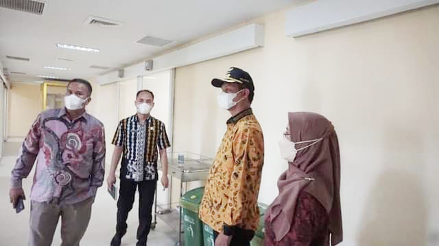 TINJAU RSUD— Wako Pariaman Genius Umar  bersama Komisi III DPRD saar mengunjungi RSUD Sadikin.