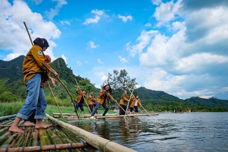 Kapalo Banda jadi Primadona, Sehari Tembus 16 Ribu Pengunjung 1 PRIMADONA—Rakit di Kapalo Banda merupakan objek wisata di Nagari Taram, Kecamatan Harau, Kabupaten Lima Puluh Kota jadi primadona.