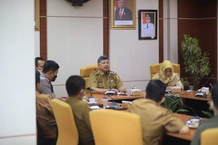 RAKOR— Wali Kota Solok Zu; Elfian memimpin rapat koordinasi bersama Forkompinda, yang membahas pentingnya menjaga kebersihan di objek wisata yang ada di Kota Solok.