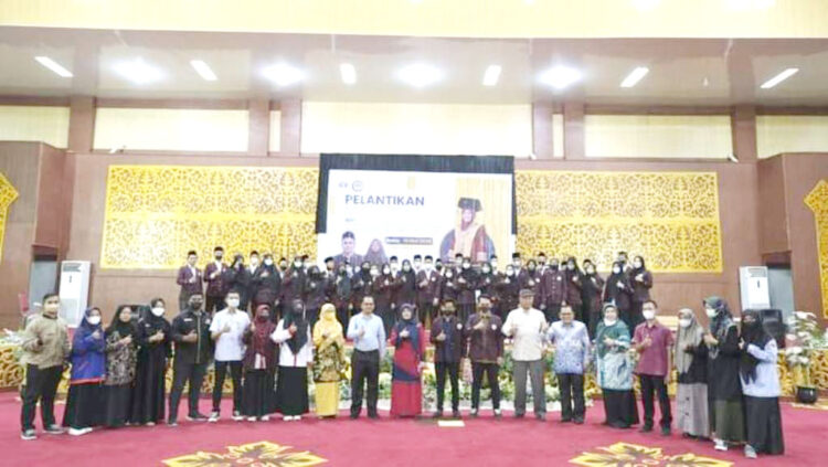 PELANTIKAN PENGURUS— Rektor UIN Imam Bonjol Padang, Prof. Dr. Martin Kustati, berfoto bersama dengan pengrus Dema periode 2022/2023 usai pelantikan, beberapa waktu lalu di Auditorium Prof. Mahmud Yunus.