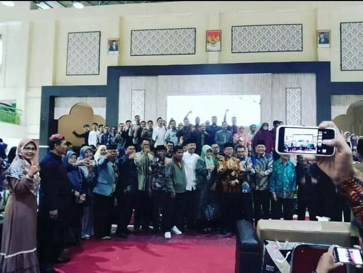 SILATURAHMI— Alumni IAIN Bukittinggi, usai munas dan silaturahmi foto bersama dengan dosen dan civitas akademika IAIN Bukittinggi