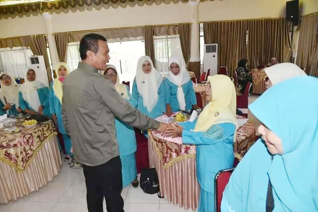 HADIRI—Wali Kota Pariaman Genius Umar saat menghadiri acara PKK.
