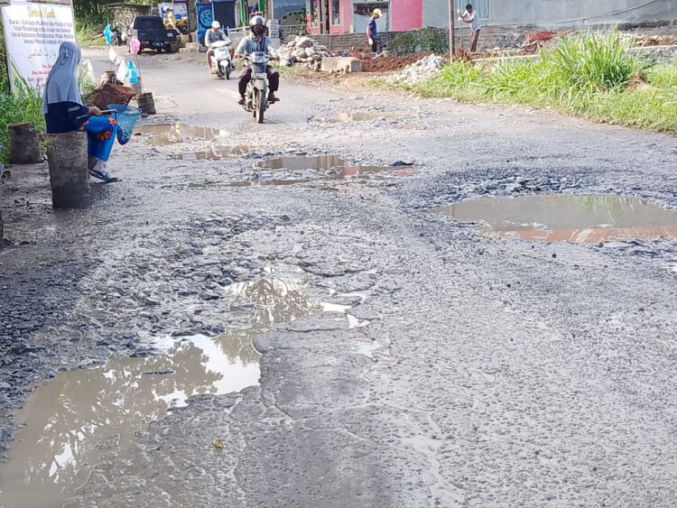 JALAN BERLUBANG— Buruknya kondisi jalan milik Provinsi Sumbar penghubung Payakumbuh-Lintau di Lareh Sago Halaban tepatnya di Bukik Alang Lawik dan sejumlah titik sepanjang Lareh Sago Halaban