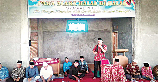 SAMBUTAN— Ketua DPD LPM Kota Padang Irwan Basir Dt Rj Alam memberi sambutan di Surau Kariang Sungai Sapih, Kuranji.