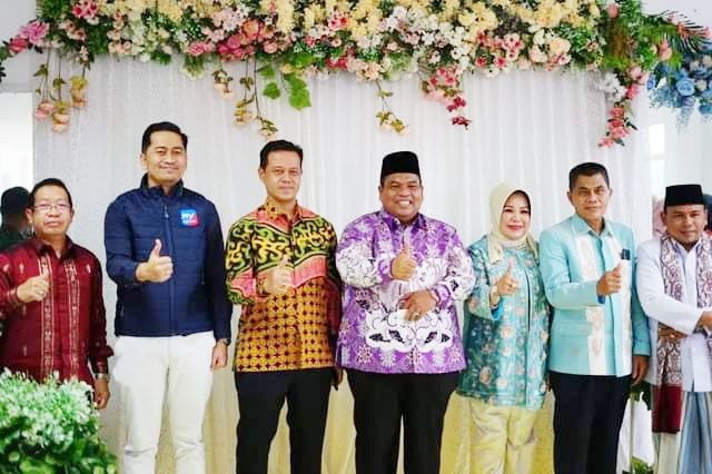 SPBU Termegah Hadir di Sicincin, Kebutuhan Tenaga Kerja DiharapKan dari Lokal 1 FOTO BERSAMA—Bupati Padangapriaman Suhatri Bur bersama pemilik SPBU foto bersama usai acara, kemarin.