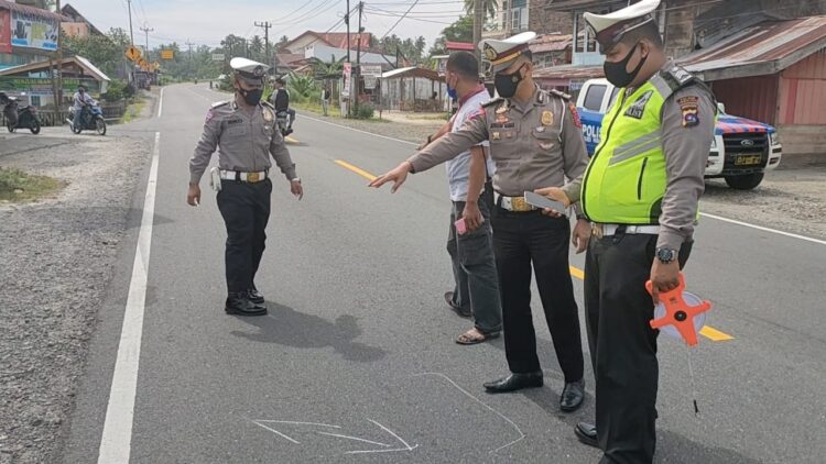 OLAH TKP—Kanit Gakkum Polres Pariaman Ipda Afrizal Sahar saat olah TKP kecelakaan di Jalan Siti Manggopoh, Sungai Limau pada beberapa hari yang lalu.