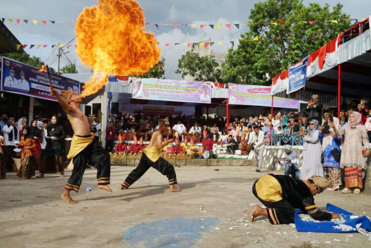 ATRAKSI—  Nagari Andaleh perdana melaksanakan ”Satu Nagari Satu Event” dan langsung dibuka resmi Bupati Tanahdatar Eka Putra, Rabu (4/5), di Lapangan Balai Desa Jorong Andaleh, Nagari Andaleh Baruah Bukik, Kecamatan Sungayang.