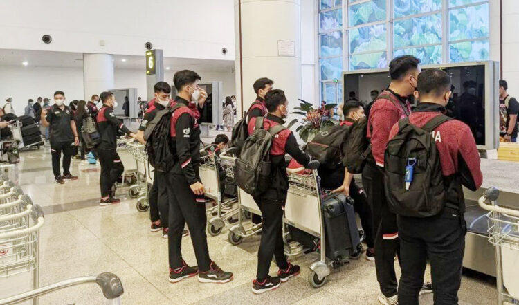 MENDARAT— Sejumlah cabor dari kontingen Tim Merah Putih Indonesia telah mendarat di Bandara Hanoi, Vietnam.