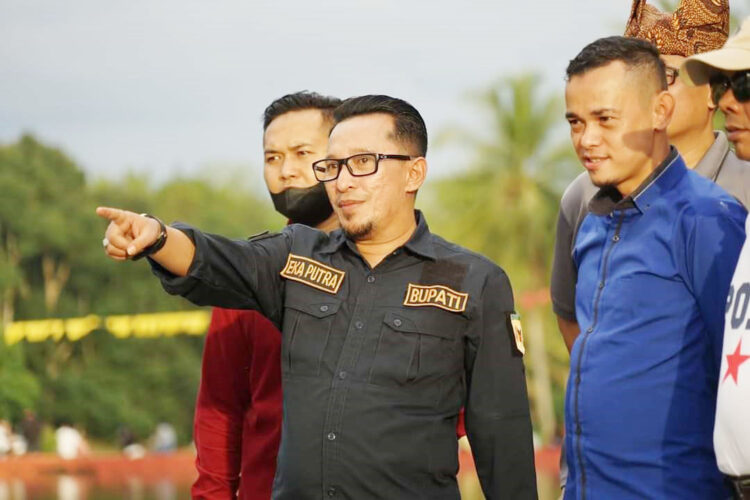 Selaju Sampan Lintau akan Dijadikan Destinasi Wisata 1 SELAJU SAMPAN— Bupati Tanahdatar Eka Putra membuka acara Selaju Sampan di Lintau.