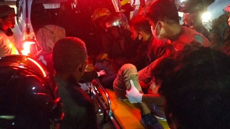 CEDERA PARAH— EH (21) asal Sumatera Utara (Sumut) harus dirawat di rumah sakit karena cedera parah akibat percobaan bunuh diri dengan melompat dari jalan layang setinggi belasan meter di Bukittinggi 