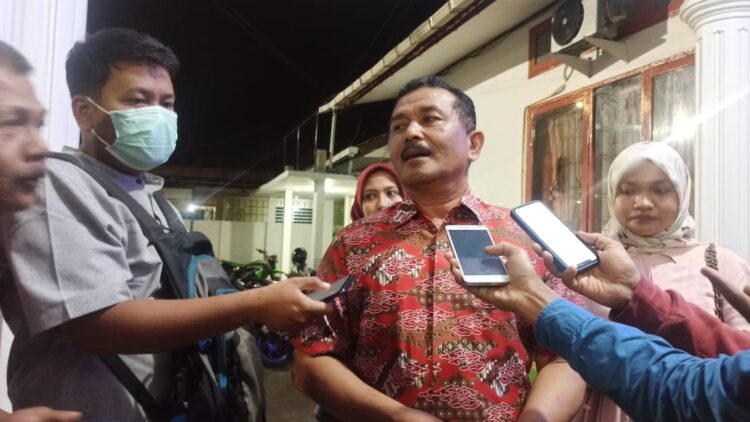 DIWAWANCARAI— Setia Budi yang menjadi kuasa hukum dari empat tersangka dugaan korupsi pengadaan APD di Kota Payakumbuh saat diwawancarai wartawan.