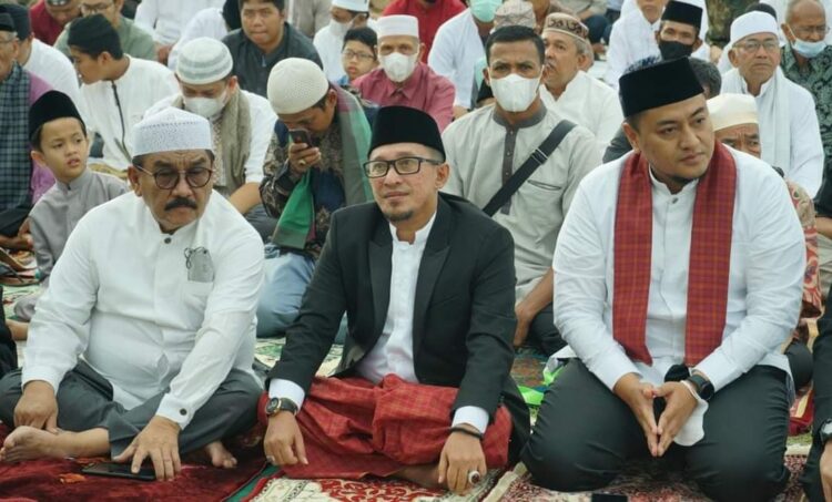 SHALAT BERSAMA— Bupati tanahdatar  Eka Putra, Wakil Bupati Richi Aprian dan Shadiq Pasadigoe melakukan shalat Ied di Lapangan Gumarang.