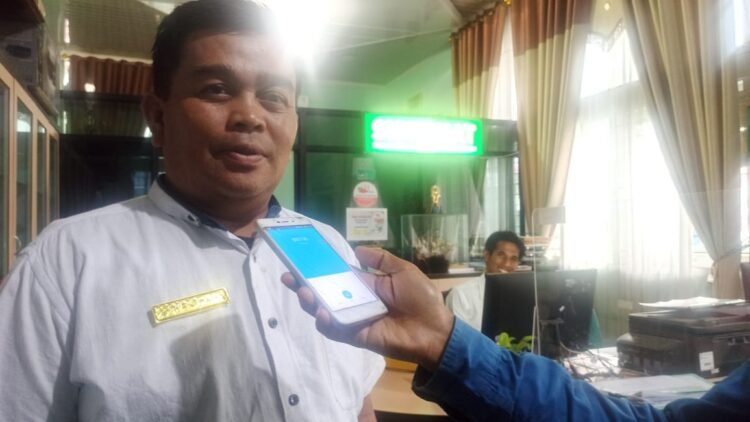 Daftar Tunggu Sampai 2044, Tahun ini, Hanya 131 Jamaah Haji Limapuluh Kota Berangkat 1 KETERANGAN PERS— Staf Penyelenggaraan Haji dan Umroh H Bhesry Naspi memberikan keterangan kepada wartawan di kantornya, Rabu (11/5).