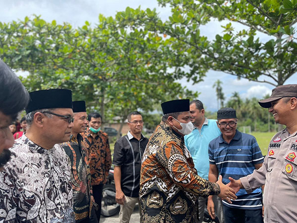 SILATURAHMI LEBARAN— Bupati Padangpariaman Suhatri Bur silaturahmi dengan perantau dalam acara Halal Bihalal Nagari Kapalo Hilalang. Terlihat bupati sedang bersalaman.