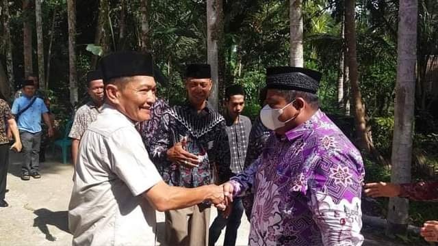 GALA DATUAK— Bupati Padangpariaman Suhatri Bur  disambut saat sampai di lokasi malewakan gala datuak.