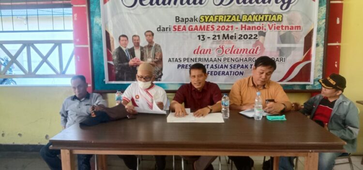 Syafrizal Bakhtiar Mendaftar jadi Calon Ketua KONI, Bertekad Benahi Prestasi Olahraga Sumbar 1 JUMPA PERS— Wakil Presiden ASTAF Syafrizal Bakhtiar jumpa pers usai mengambil formulir pendaftaran menjadi calon ketua KONI Sumbar pada Musorprovlub 16 Juni mendatang.