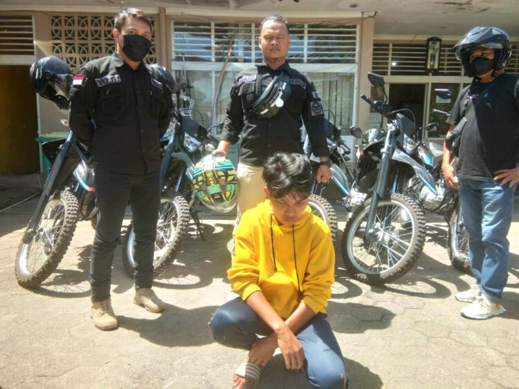 TERGIUR UANG BANYAK — Seorang pelajar SMP tergoda menjadi “pak ogah” karena bisa mendapatkan uang banyak dalam waktu singkat. Rabu (18/5), pelajar ini ditertibkan petugas Satpol PP dan berjanji tak mengulangi perbuatannya.