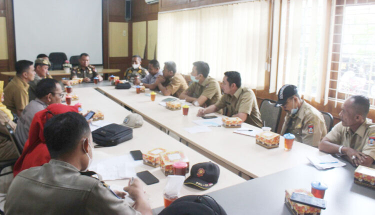 RAPAT KOORDINASI— Satpol PP Kota Padang melakukan rapat koordinasi dengan beberapa OPD, membahas bangli yang berdiri di kawasan Lindung Sempadan Pantai, di belakang Hotel Pangeran Beach, Kelurahan Lolong Belanti, Selasa (24/5).
